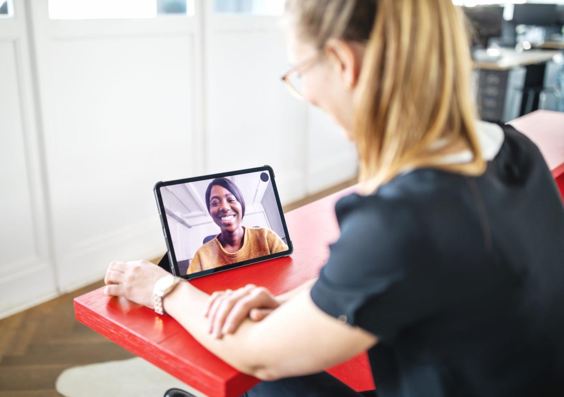 Student arbeitet an einer Programmieraufgabe am Laptop